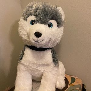 Stuffed husky with blue eyes